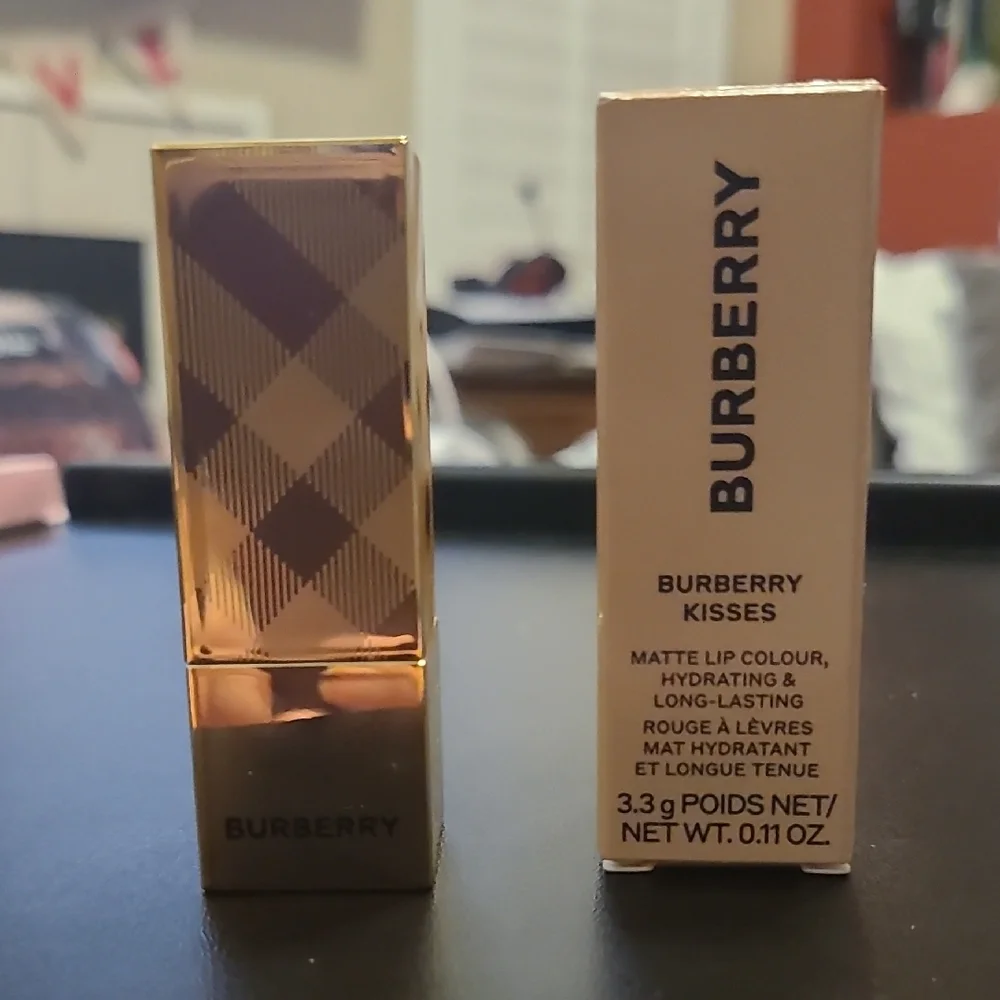 Burberry Kisses Matte Lipstick - Matte Deep Peach (15)